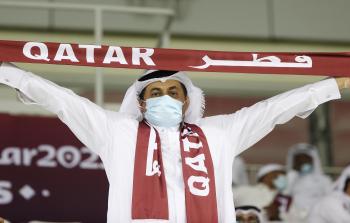 مشجع في كأس العالم يحمل شارة كتب عليها قطر