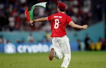 مشجع تونسي يرفع العلم الفلسطيني