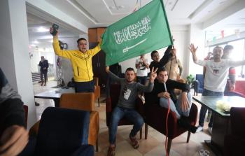 فلسطينيون يحتفلون بفوز المنتخب السعودي