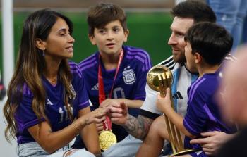 ميسي يحتفل مع أنتونيلا وأولاده بعد الفوز في لقب كأس العالم