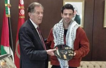 السفير هائل الفاهوم يكرم الشاب التونسي
