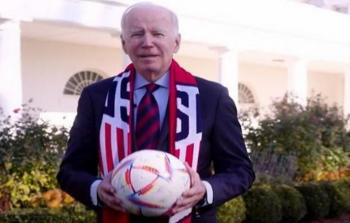 الرئيس الأمريكي جو بايدن حاملا كرة كأس العالم