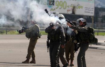 قوات الاحتلال الإسرائيلي تطلق قنابل الغاز - أرشيف