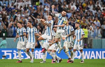 احتفالات المنتخب الأرجنتيني بعد الفوز على كرواتيا