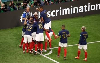 فرحة لاعبي منتخب فرنسا بعد احراز الهدف الثاني في شباك انجلترا