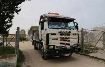 شاحنة محملة بالاسمنت تدخل من مصر الى غزة