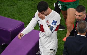 كريستيانو رونالدو يغادر أرضيه ملعب المباراة باكيا عقب الهزيمة من المغرب