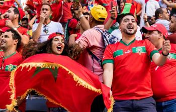 فرحة الجماهير المغربية بفوز فريق بلادها على إسبانيا