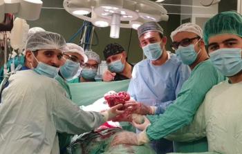 أطباء من غزة يستأصلون كتلة ورمية من مريض تزن 3 كيلو