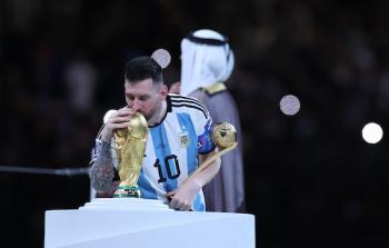ليونيل ميسي نجم الارجنتين يقبل كأس العالم 2022