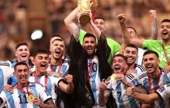 منتخب الارجنتين يحتفل بكأس العالم 2022.