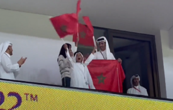 أمير قطر يحتفل بتأهل المغرب لثمن نهائي كأس قطر 2022