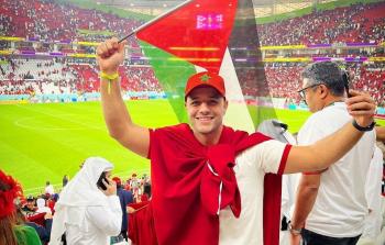 ماهر زين وهو يرفع علم فلسطين في مباراة المغرب والبرتغال ضمن كأس العالم 2022