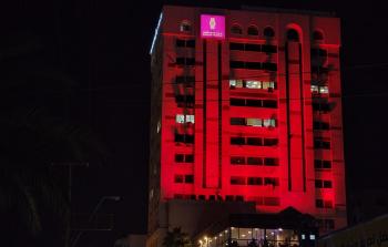 بنك فلسطين يُضئ مبنى مقره في غزة بألوان العلم المغربي