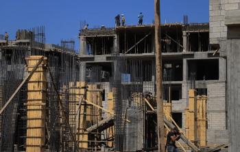 عمال في موقع بناء إحدى المدن المصرية التي تنشأها اللجنة المصري لإعمار غزة.