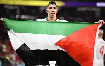 لاعب منتخب المغرب يرفع علم فلسطين عقب الفوز على إسبانيا