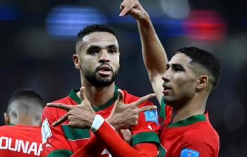 لاعبو منتخب المغرب يحتفلون بالفوز على البرتغال في كأٍ العالم 2022