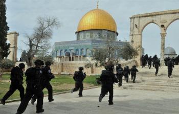 مستوطنون وعناصر من شرطة الاحتلال يقتحمون المسجد الأقصى