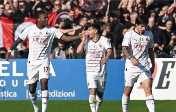 لاعبو ميلان يحتفلون بالفوز على ساليرينتانا في الدوري الايطالي