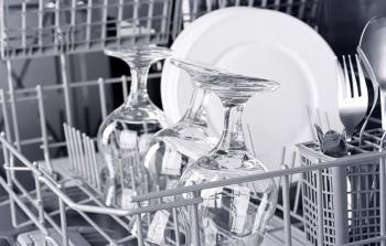 5 نصائح لتطهير وتنظيف الأواني بغسالة الأطباق