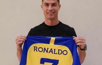 البرتغالي رونالدو يحمل قميص نادي النصر السعودي.jpg