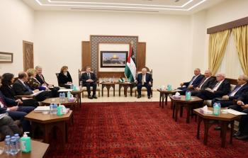 جانب من استقبال الرئيس الفلسطيني محمود عباس لوزير الخارجية أنتوني بلينكن في رام الله