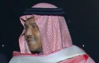 دموع محمد عبده خلال تكريمه بجائزة التمير الإعلاميjpg