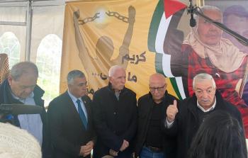 قيادة السلطة خلال زيارتهم إلى الأسير المحرر كريم يونس