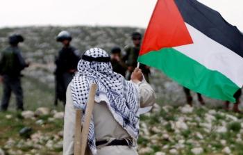 مسن يرفع علم فلسطين أمام جنود الاحتلال الإسرائيلي
