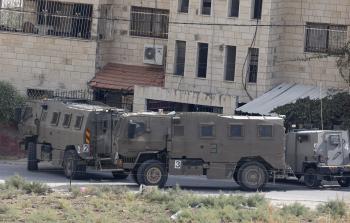 مخيم جنين – قوات الاحتلال تحاصر منزلا وسط اشتباكات مسلحة