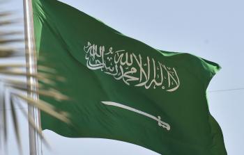 العلم السعودي يرفرف في السماء