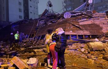 انهيار مبان جراء زلزال ضرب تركيا فجر الاثنين