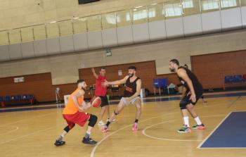 لاعبين المنتخب الفلسطيني لكرة السلة