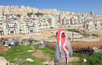 مواطن ينظر الى الأراضي الفلسطينية التي تم استيطانها - تعبيرية