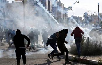 الاحتلال يمطر الشباب بقنابل الغاز