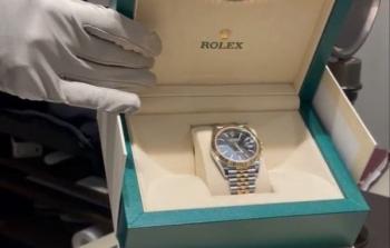 تمت سرقة ساعتي رولكس من محل مجوهرات.