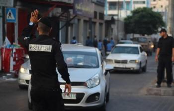 شرطي مرور ينظم عملية السير في شوارع قطاع غزة
