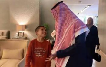 وصول الطفل السوري الذي ظهر في فيديو الزلزال الى الرياض لمقابلة رونالدو