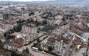 صورة جوية لعدة مبان منهارة في أعقاب الزلزال الذي ضرب مدينة هاتاي التركية