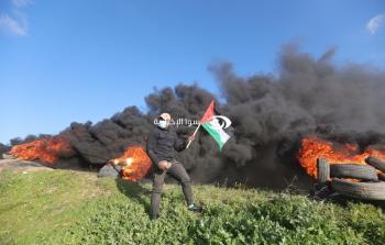 فلسطينيون يشعلون الإطارات المطاطية على حدود غزة
