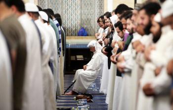 مسلمون يصلون في المسجد صلاة العيد - صورة توضيحية