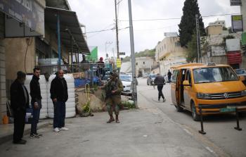 قوات الاحتلال تُغلق طرقا ومداخل فرعية في حوارة