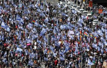 آلاف الإسرائيليين يشاركون بمسيرات احتجاجية اليوم