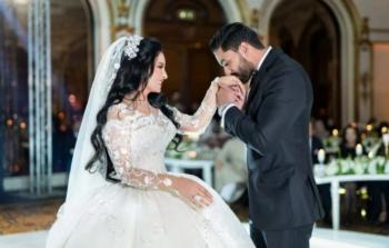 زوج نجاح المساعيد خلال زفافهما
