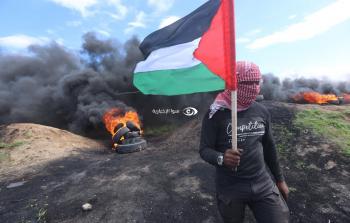 فلسطينيون يشعلون الإطارات على حدود غزة