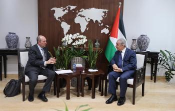 رئيس الوزراء الفلسطيني اشتية مع هادي عمرو