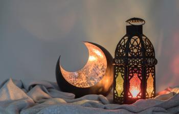 أغاني رمضان 2023 - ويظهر في الصورة فانوس ومجسم على شكل هلال رمضان