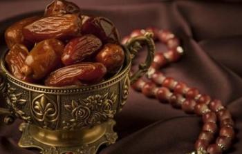 مسبحة وتمر في رمضان - وإجابة كم صام الرسول في رمضان