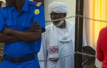 رئيس السودان البشير خلال جلسة محاكمة سابقة بالخرطوم فيما يعرف بقضية انقلاب عام 1989