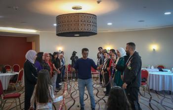 فلسطينيات تعقد جلسة تفريغ نفسي للصحافيين في رام الله